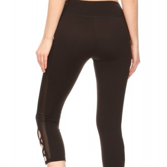 ONLY 1 LEFT 😍Mesh Capri Yoga Leggings - Picture 3 of 5